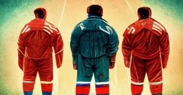 картина 3 футболиста стоят на поле