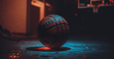 Баскетбольный мяч на улице
